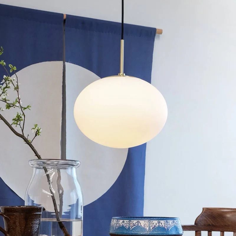 Princess hanglamp, opaal/messing, Ø 28 cm van Dyberg Larsen in Opaal, messing – productfoto