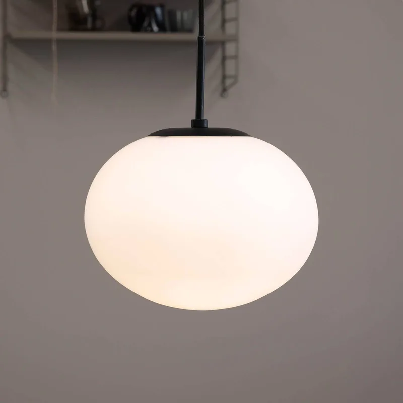 Princess hanglamp, opaal/zwart, Ø 28 cm de Dyberg Larsen en Opaal, zwart – photo du produit