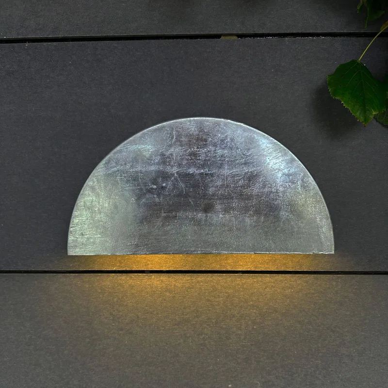 Scott buitenwandlamp gegalvaniseerd von Dyberg Larsen in Grijs – Produktfoto