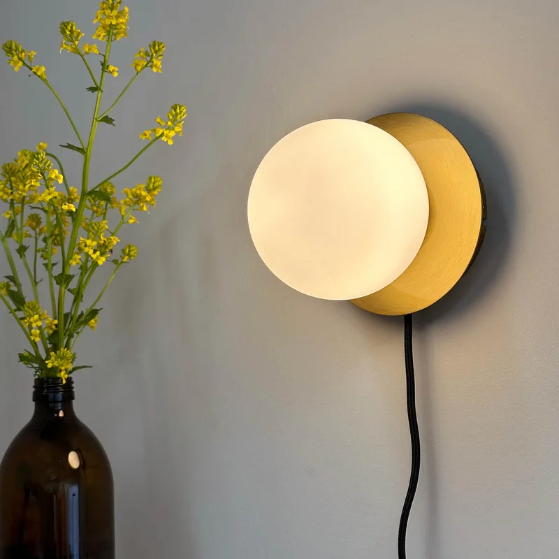 Sia Wandlamp Opal/Brass - Dyberg Larsen - Woonkamer - Designer - Metaal - Rond von Dyberg Larsen – Produktfoto