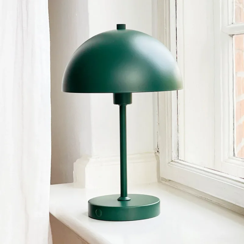 Stockholm LED tafellamp op batterijen, donkergroen - Dyberg Larsen - Woonkamer - Scandinavisch - Metaal - 1 lamp von Dyberg Larsen – Produktfoto