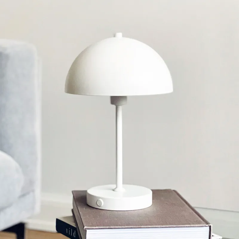 Stockholm LED tafellamp op batterijen, wit - Dyberg Larsen - Woonkamer - Scandinavisch - Metaal - 1 lamp by Dyberg Larsen – product photo