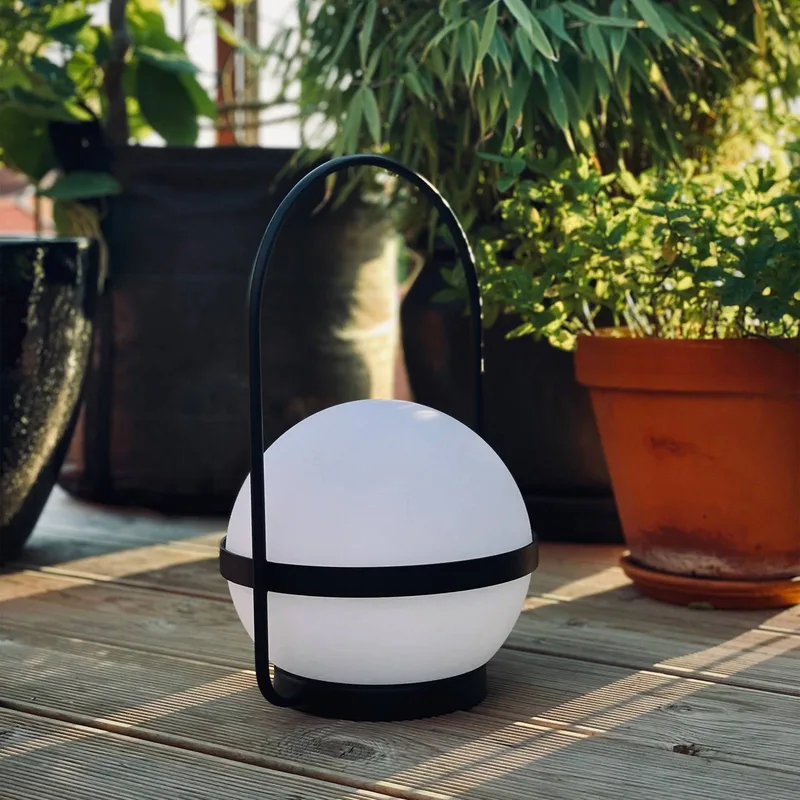 Summer solar-tafellamp USB-laadbaar by Dyberg Larsen in Zwart, wit – product photo
