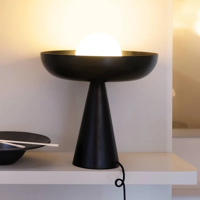 tafellamp Ava, zwart, metaal, hoogte 35 cm van Dyberg Larsen in Zwart, wit – productfoto