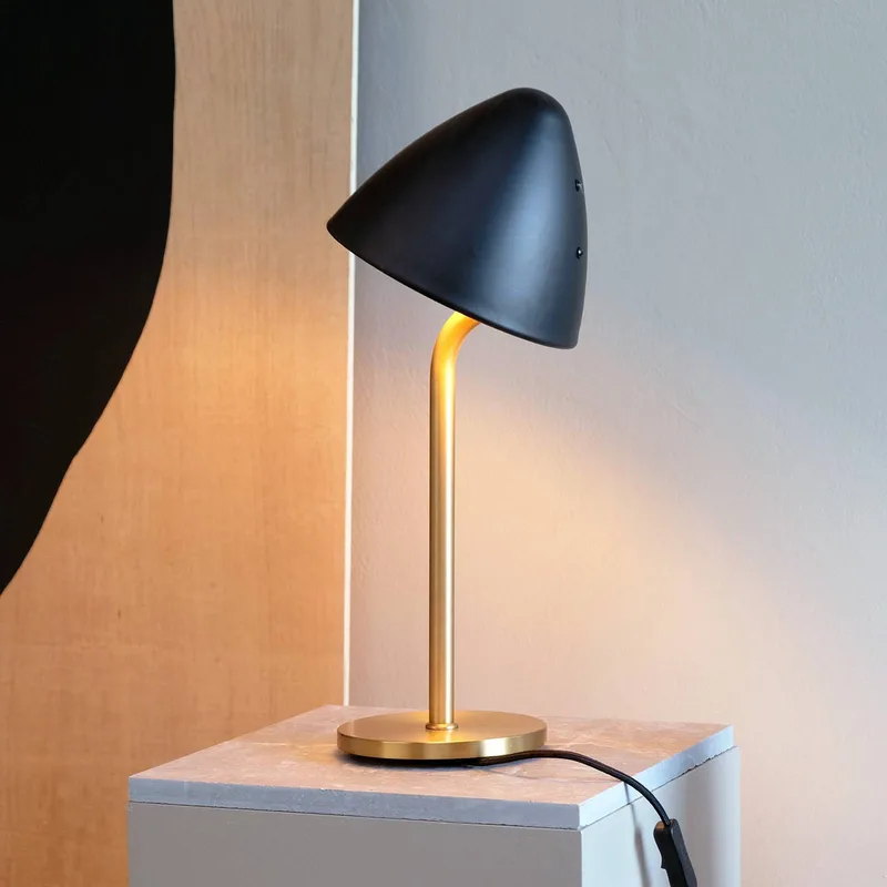 tafellamp Oulu, zwart/messing, hoogte 47 cm van Dyberg Larsen in Zwart, messing – productfoto