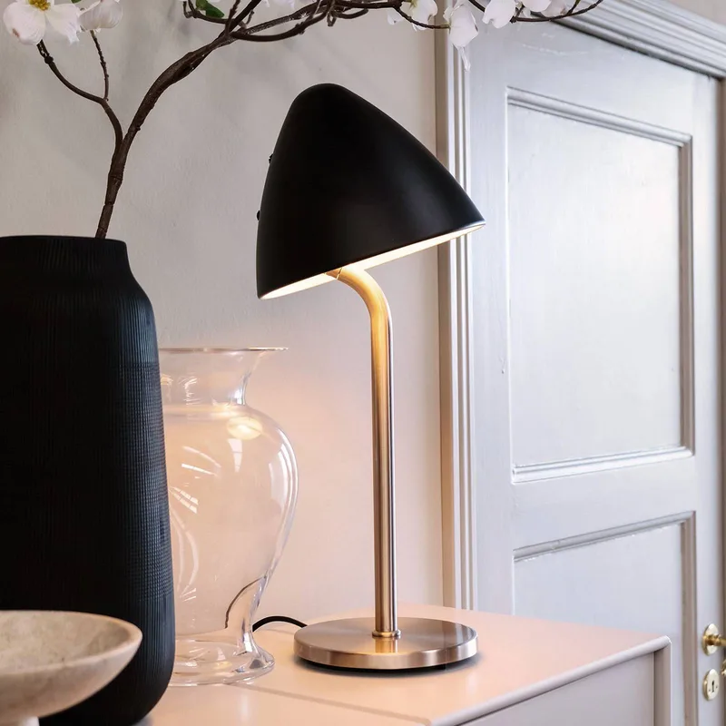 tafellamp Oulu, zwart/staal, hoogte 47 cm van Dyberg Larsen in Zwart, geborsteld staal – productfoto