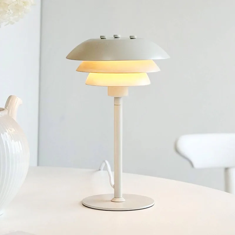 tafellamp SIXTEEN, metaal, G9 van Dyberg Larsen in Parelwit – productfoto