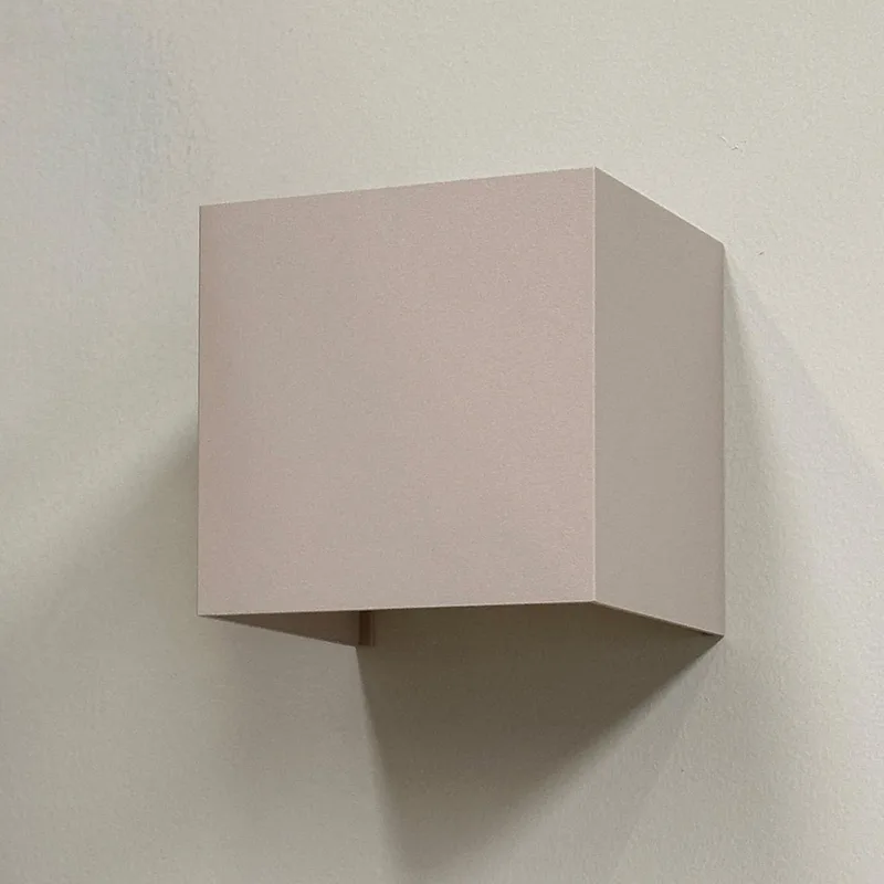 Venus Wandlamp 10x10 Beige - Dyberg Larsen - Woonkamer - Designer - Aluminium - Hoekig von Dyberg Larsen – Produktfoto