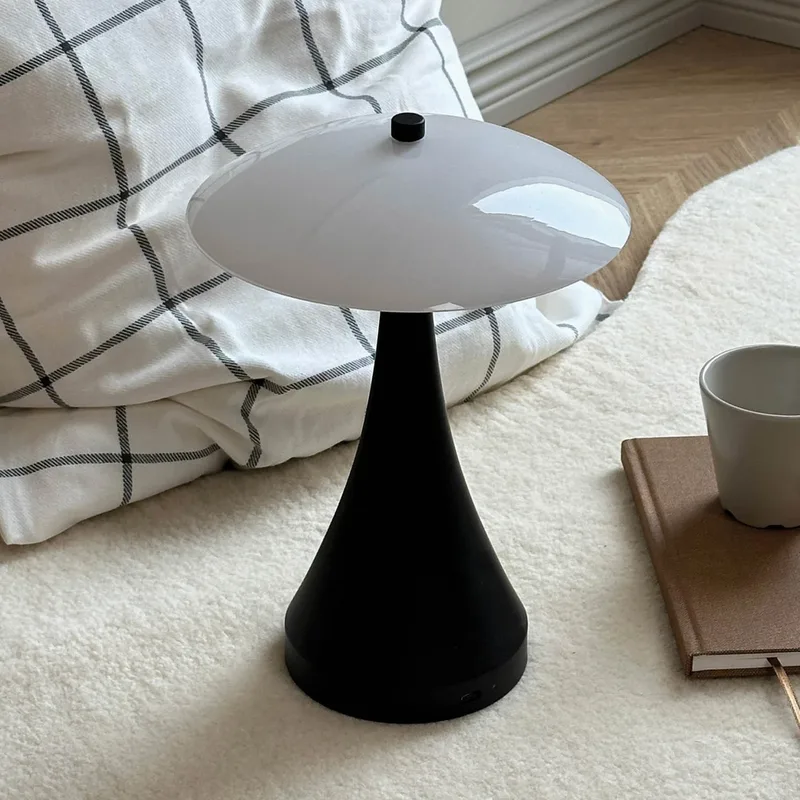 Vienna LED Portable Taffellamp Zwart/Opaal - Dyberg Larsen - Woonkamer - Designer - Metaal - Met lampenkap von Dyberg Larsen – Produktfoto