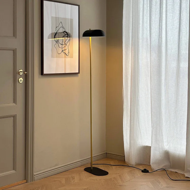 vloerlamp Arch, zwart/messing, 143 cm van Dyberg Larsen in Zwart, messing – productfoto