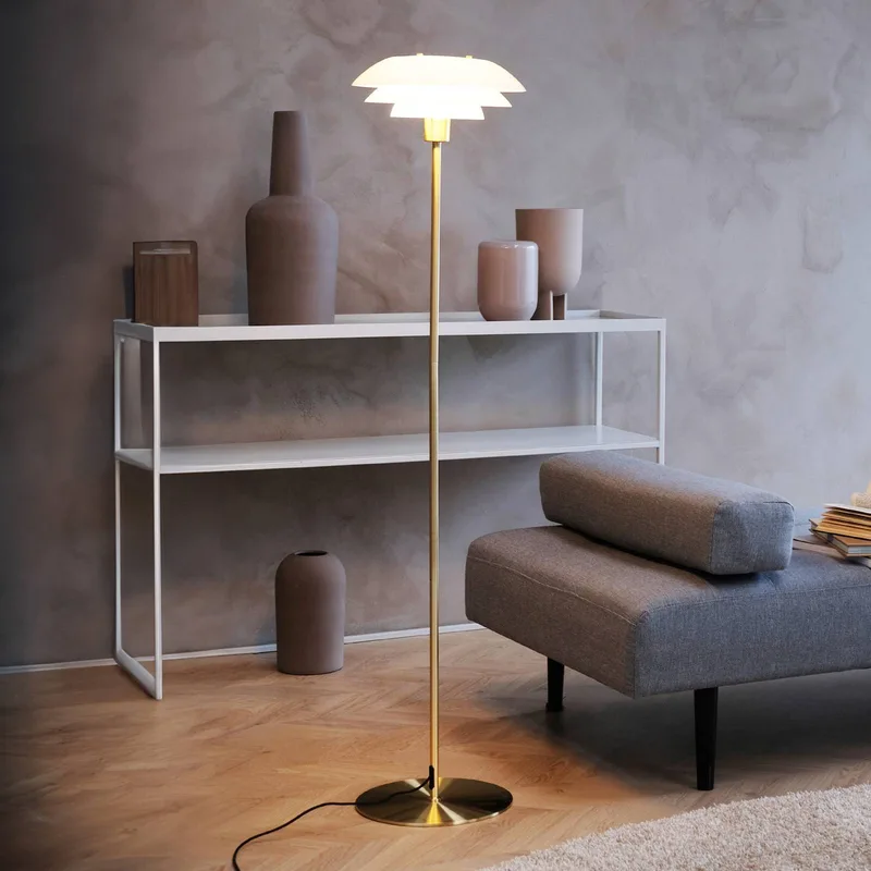 vloerlamp DL31, messingkleurig, hoogte 133 cm by Dyberg Larsen in Messingkleurig, opaal – product photo
