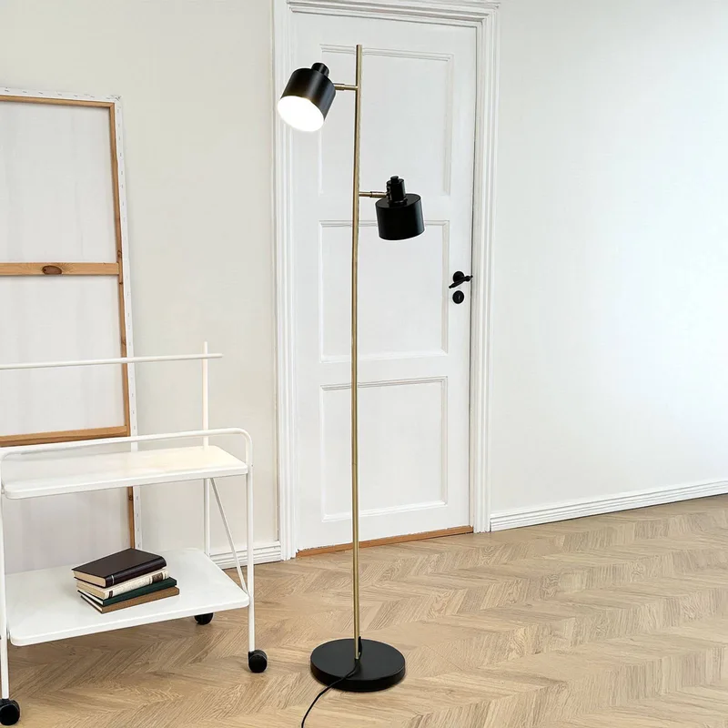 vloerlamp Ocean, zwart/messing, 2-lamps by Dyberg Larsen in Zwart, messing – product photo