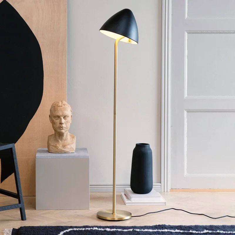 vloerlamp Oulu, zwart/messing, hoogte 128 cm by Dyberg Larsen in Zwart, messing – product photo