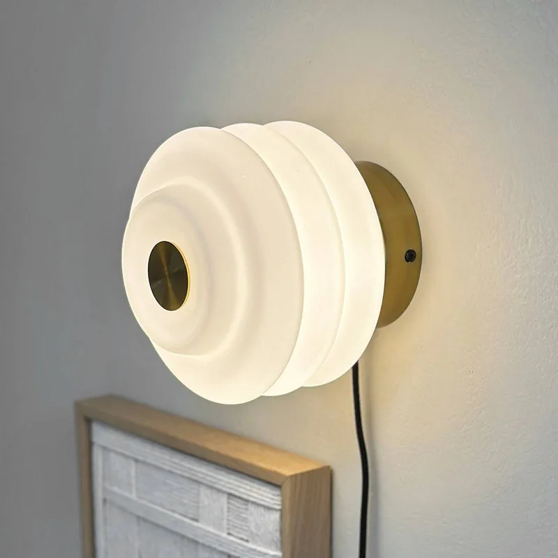 Wandlamp Diva, messingkleurig, Ø 16 cm van Dyberg Larsen in Messing, wit – productfoto