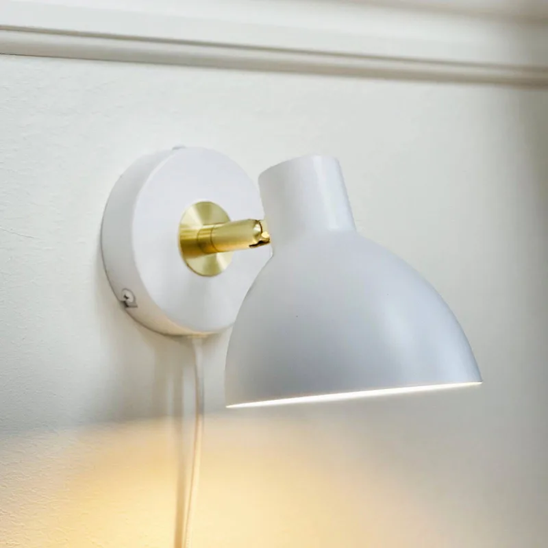 wandlamp Lilje, wit, Ø 16 cm, metaal van Dyberg Larsen in Wit, messing – productfoto