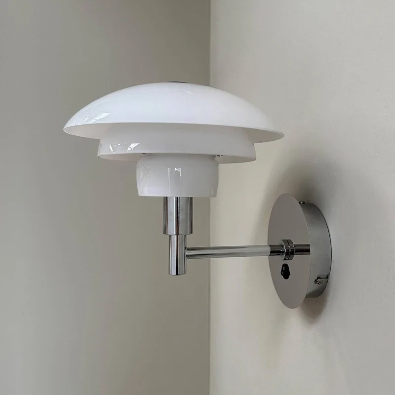 wandlamp Morph, opaal/chroom, breedte 21 cm van Dyberg Larsen in Opaal, chroom – productfoto