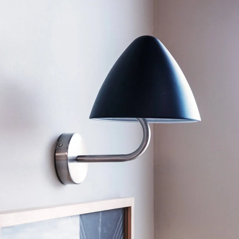 wandlamp Oulu, zwart/staal, Ø 20,3 cm van Dyberg Larsen in Zwart, geborsteld staal – productfoto