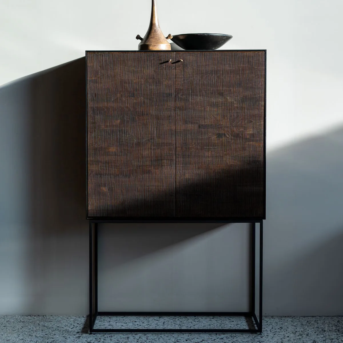 Opbergkast Grooves van Gevernist Teakhout, Off Black, B: 162 cm, D: 102 cm, H: 45 cm von Ethnicraft – Produktfoto