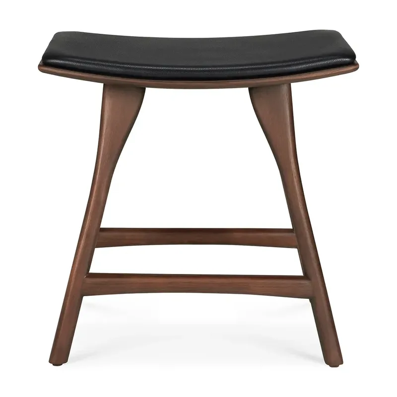 Osso Hocker Braun lackiertes Teakholz/Black leather von Ethnicraft – Produktfoto