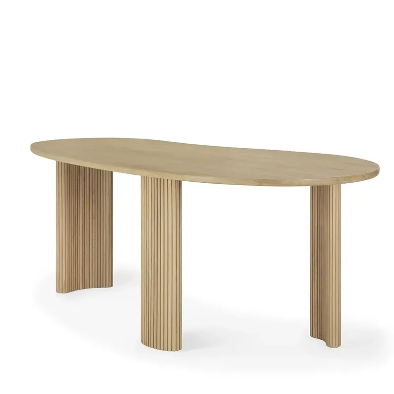 Schreibtisch aus lackierter Eiche Boomerang 200x100 cm von Ethnicraft – Produktfoto