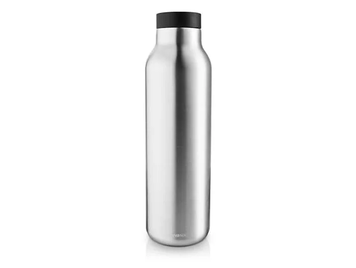 Bouteille isotherme Urban 0\,7 l acier/noir Le corps de la bouteille est composé à 90% d'acier inoxydable recyclé Noir\, acier de Eva Solo – photo du produit