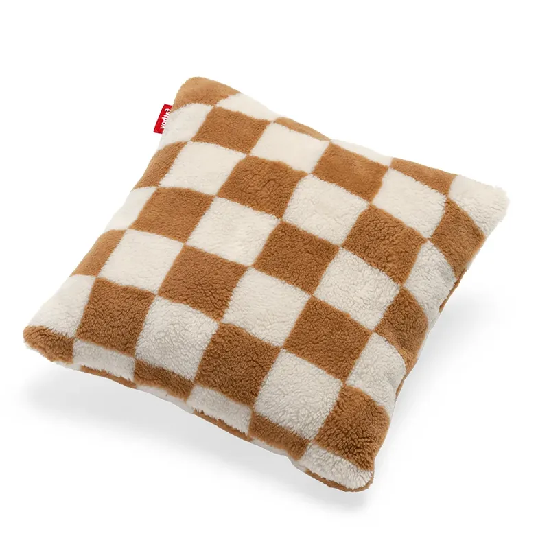 Square Kissen Teddy Chess Almond Creme von Fatboy – Produktfoto