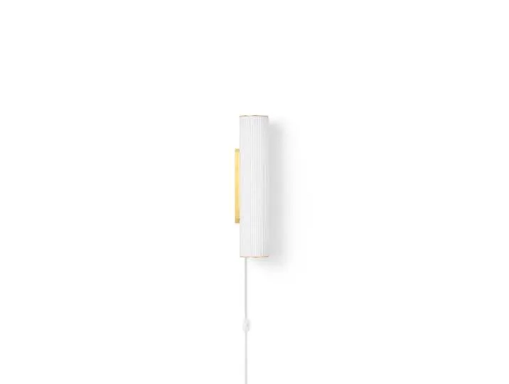 Applique avec prise Vuelta - Blanc - Verre opalin strié - Designer Trine Andersen de Ferm Living – photo du produit
