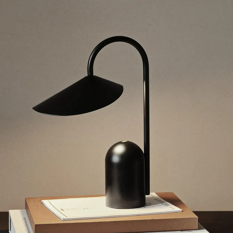 Arum Portable Taffellamp IP44 Black de Ferm Living – photo du produit