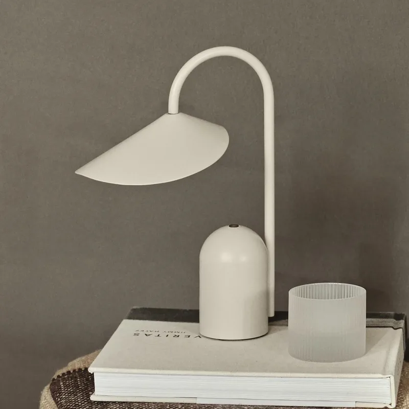 Arum Portable Taffellamp IP44 Cashmere von Ferm Living – Produktfoto
