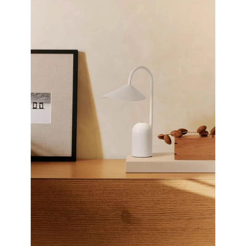 Arum Portable Taffellamp IP44 White von Ferm Living – Produktfoto