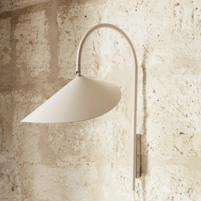 Arum Swivel wandlamp, beige, 47 cm, stekker by Ferm Living – product photo