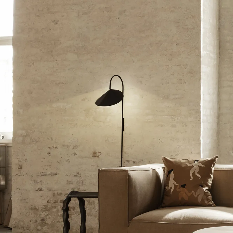 Stor Vägglampa Arum med kontakt, justerbar von Ferm Living – Produktfoto