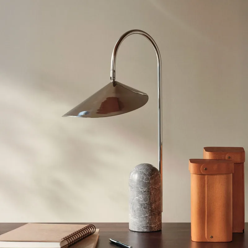 Arum tafellamp, roestvrij staal, metaal/marmer 53 cm von Ferm Living – Produktfoto