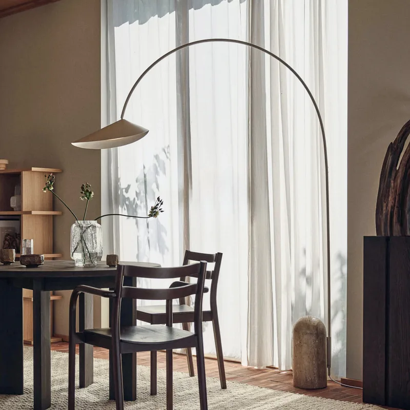 Arum vloerlamp, kasjmier, metaal/travertijn, 205 cm von Ferm Living – Produktfoto