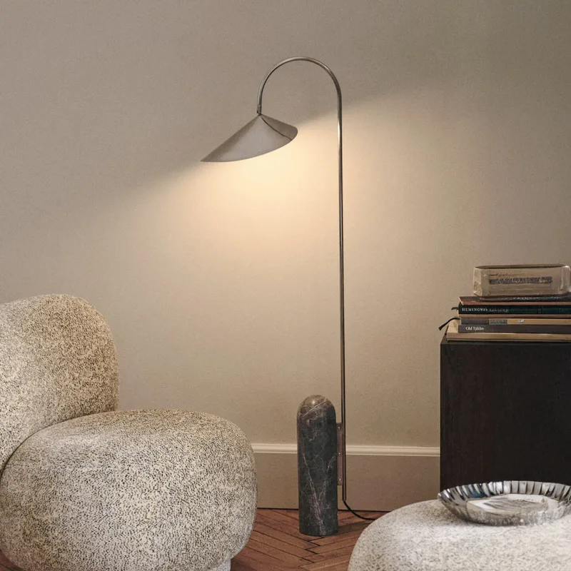 Arum vloerlamp, roestvrij staal/marmer 136 cm von Ferm Living – Produktfoto