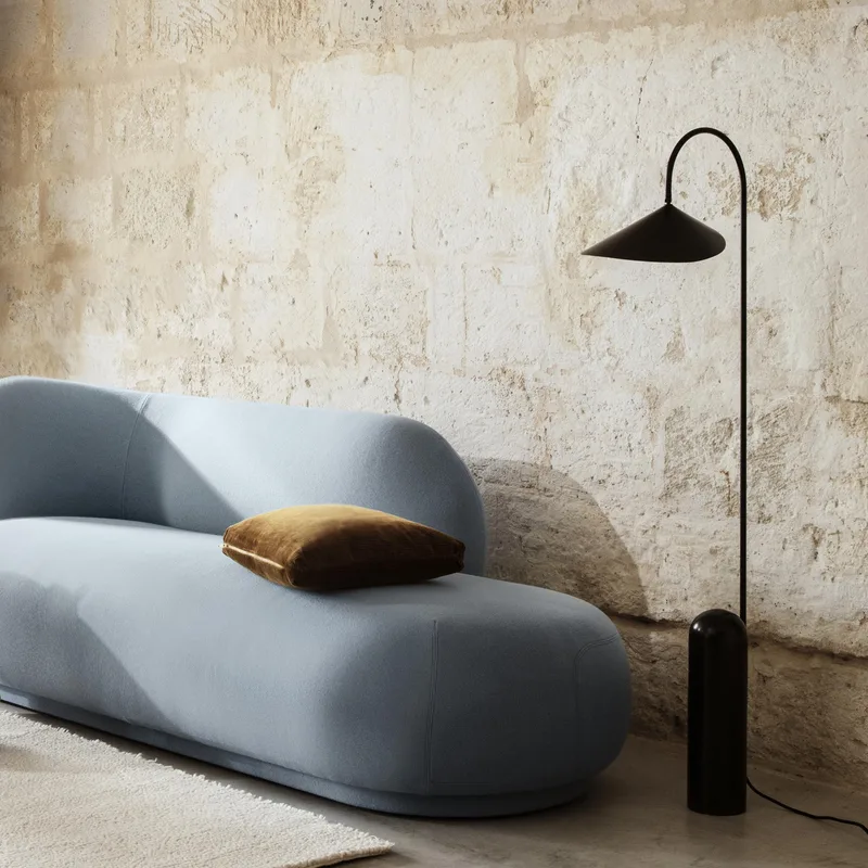 Stehlampe Arum mit Marmorfuß, verstellbar von Ferm Living – Produktfoto