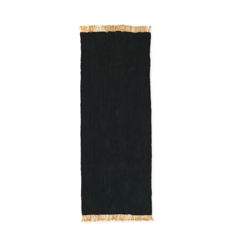 Block Handgewebter Teppich – Schwarz/Naturfarben von Ferm Living – Produktfoto