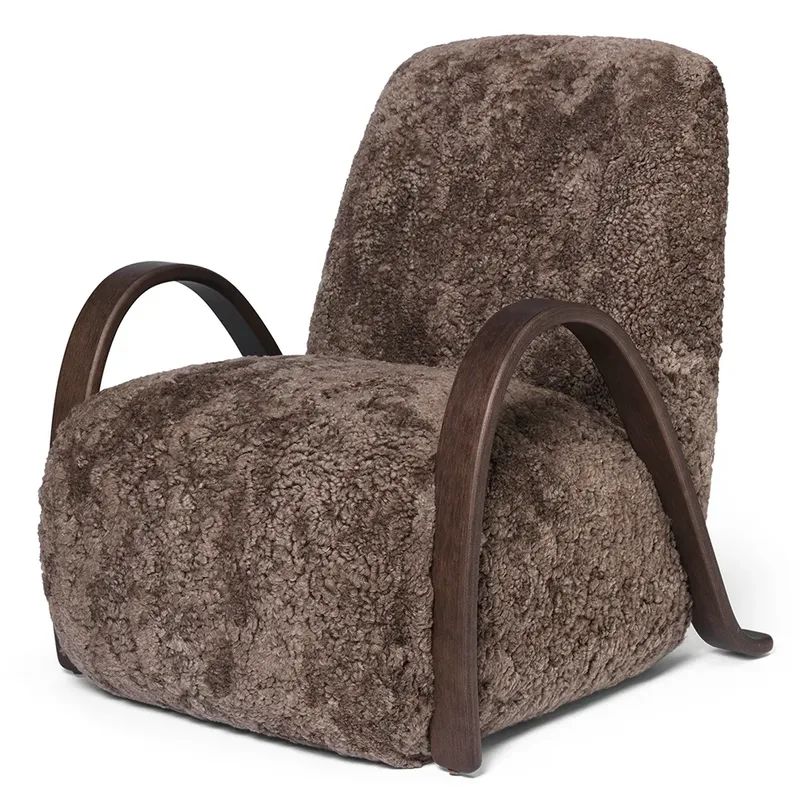 Buur Sessel Sheepskin - Dark Stained/Sahara von Ferm Living – Produktfoto