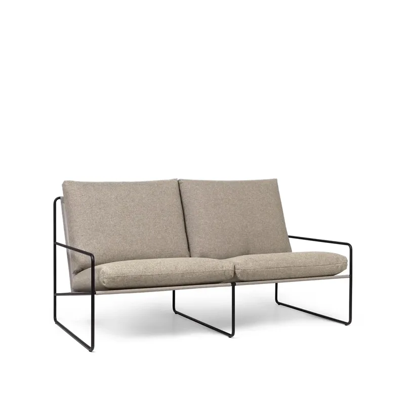 Desert 2-Sitzer Sofa Stoff dark sand, schwarzes gestell fra Ferm Living – produktbillede