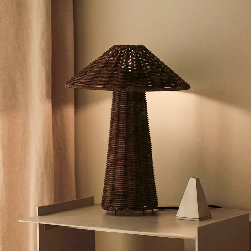 Dou-tafellamp, donkerbruin, hoogte 40 cm, rotan fra Ferm Living – produktbillede