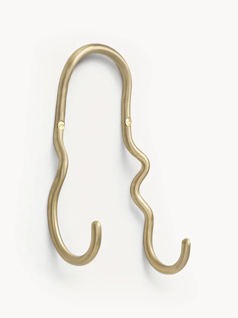 Handgemaakte messing wandhaak Curvature von Ferm Living – Produktfoto