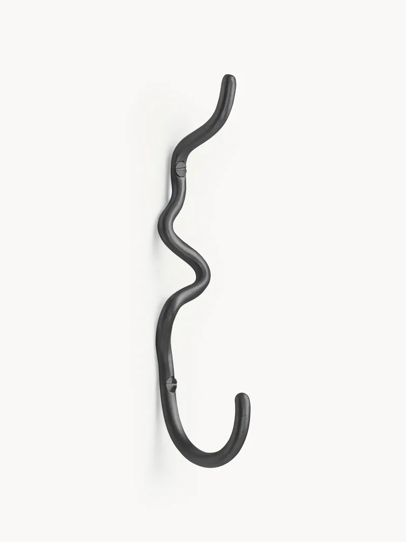 Handgemaakte messing wandhaak Curvature fra Ferm Living – produktbillede