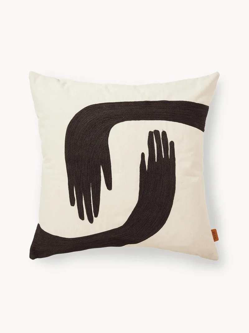 Handgestikt katoenen kussen Pose fra Ferm Living – produktbillede