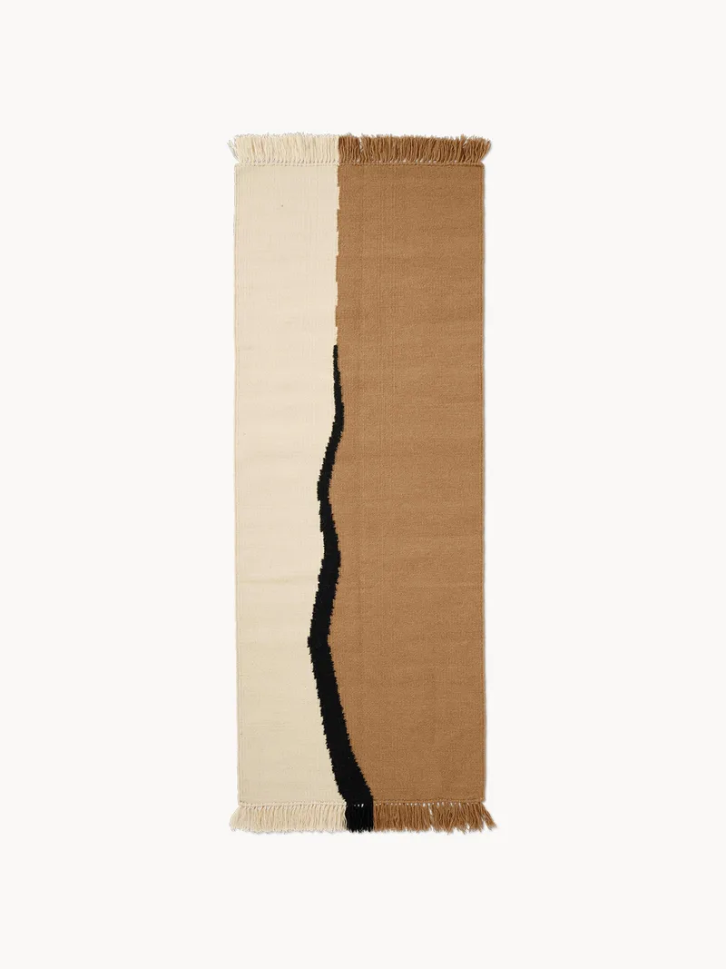Handgeweven kelim loper Soil van wol met franjes van Ferm Living – productfoto