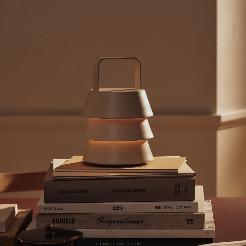 Luver draagbare tafellamp, kasjmierbeige IP44 fra Ferm Living – produktbillede