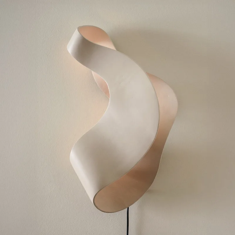 OYSTER LED wandlamp, kasjmier, 60 cm stekker von Ferm Living – Produktfoto