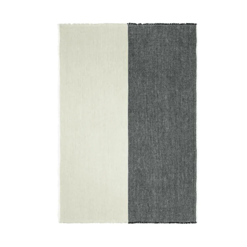Pila Leinendecke Black/Elm Green von Ferm Living – Produktfoto