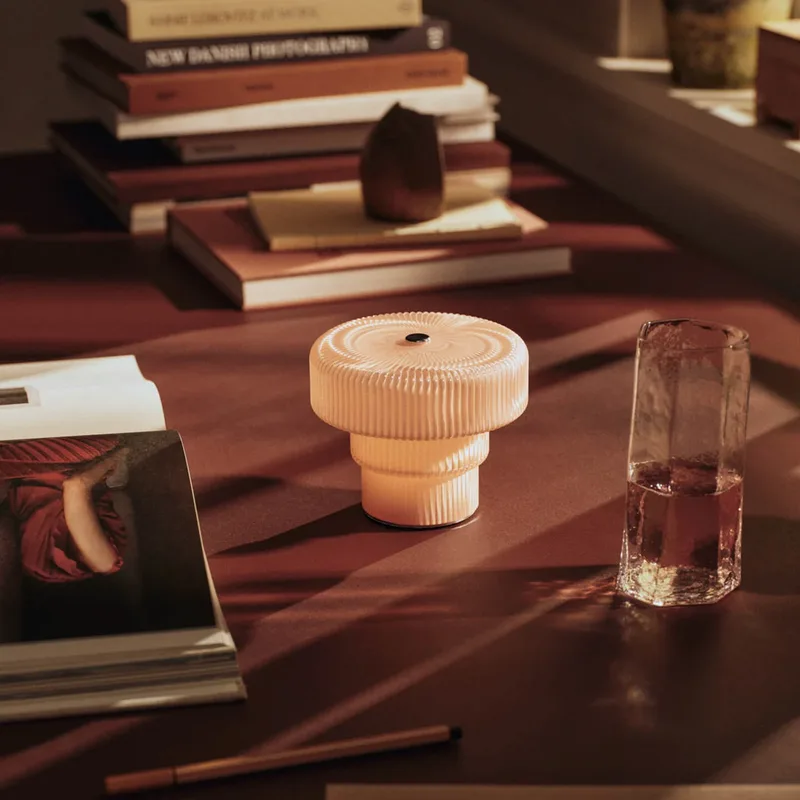Ripple draagbare tafellamp, rosé, 10 cm, glas von Ferm Living – Produktfoto