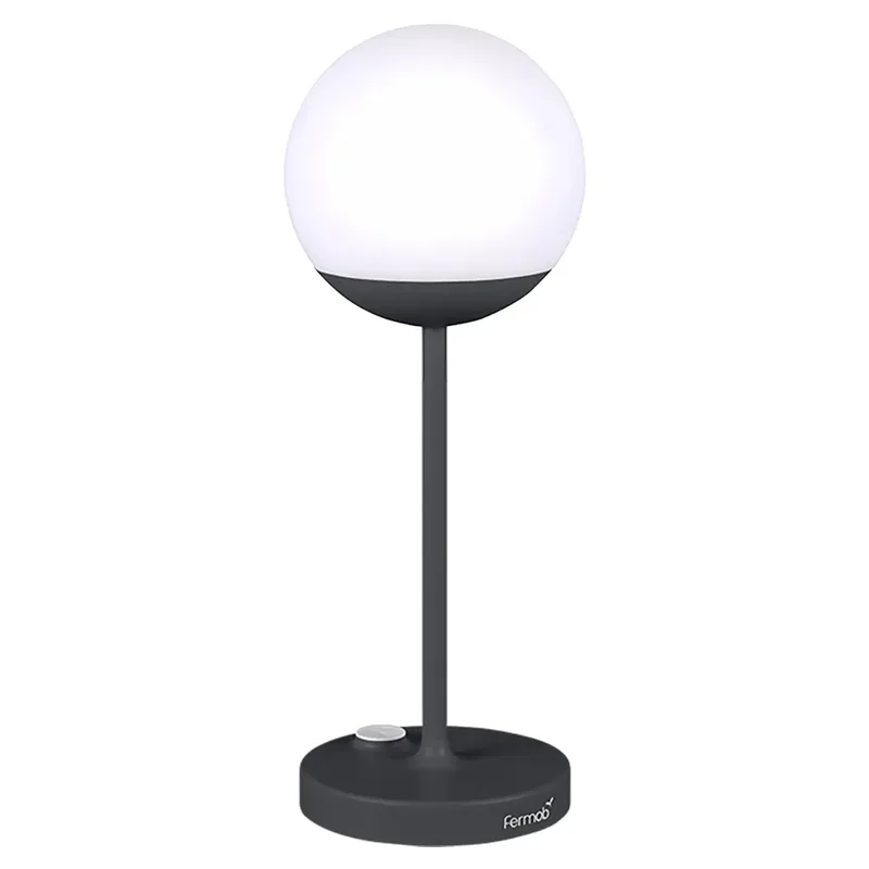 Mooon! Anthrazitfarbene Lampe von Fermob – Produktfoto