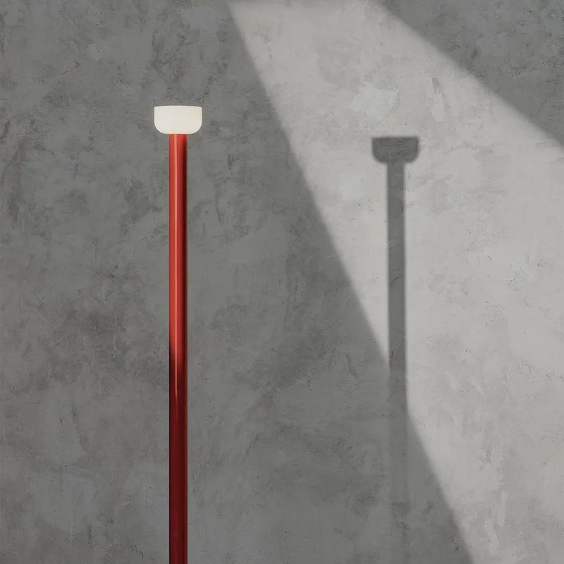 Bellhop LED vloerlamp - FLOS - Woonkamer - Designer - Metaal - Met lampenkap von FLOS – Produktfoto